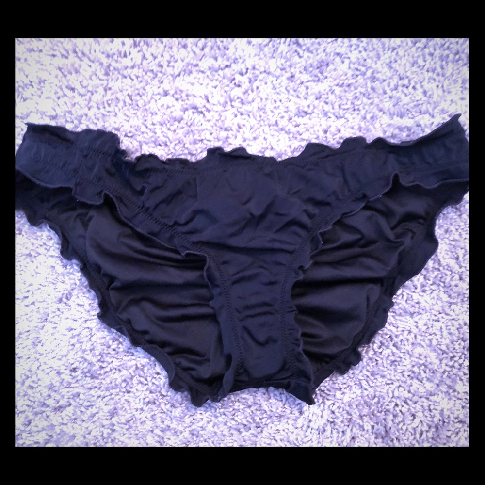 Low rise, ruched-back ruffle bottom